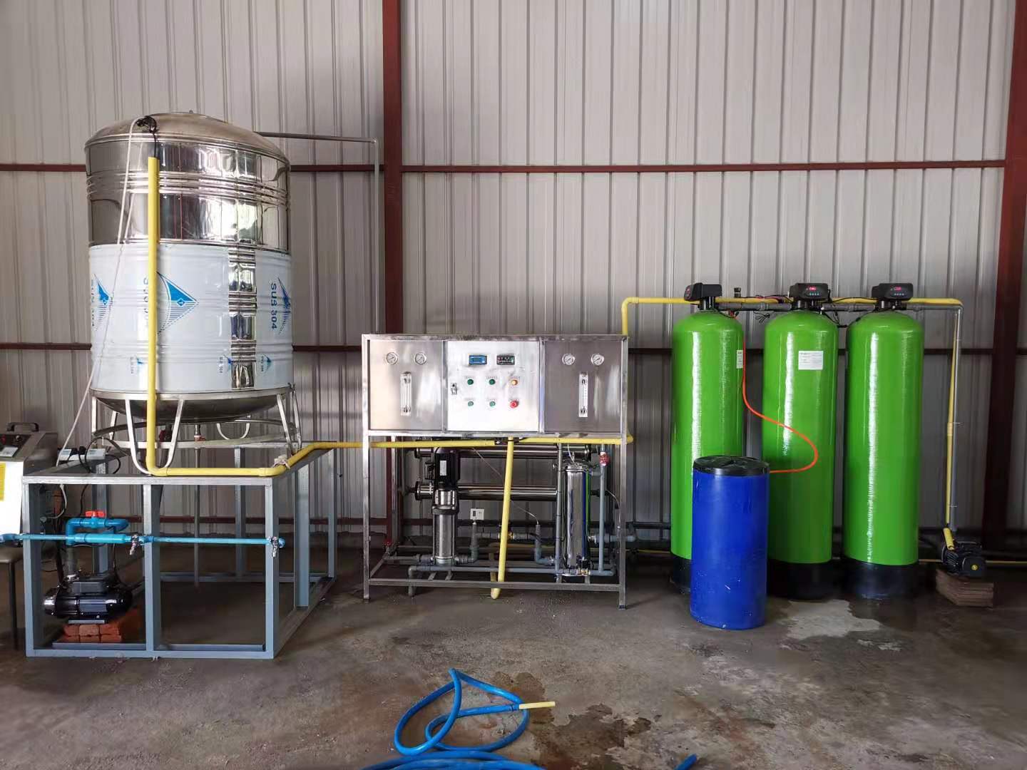 缅甸科技园每小时15吨井水除铁锰和每小时1吨纯净水设备安装调试交付。